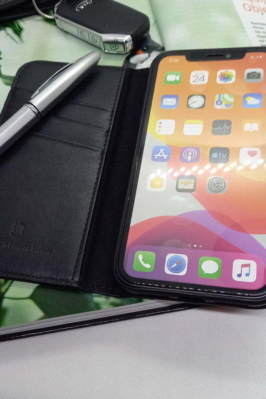 Handytasche iPhone 11 geeignet Genuine Leather Book Case schwarz